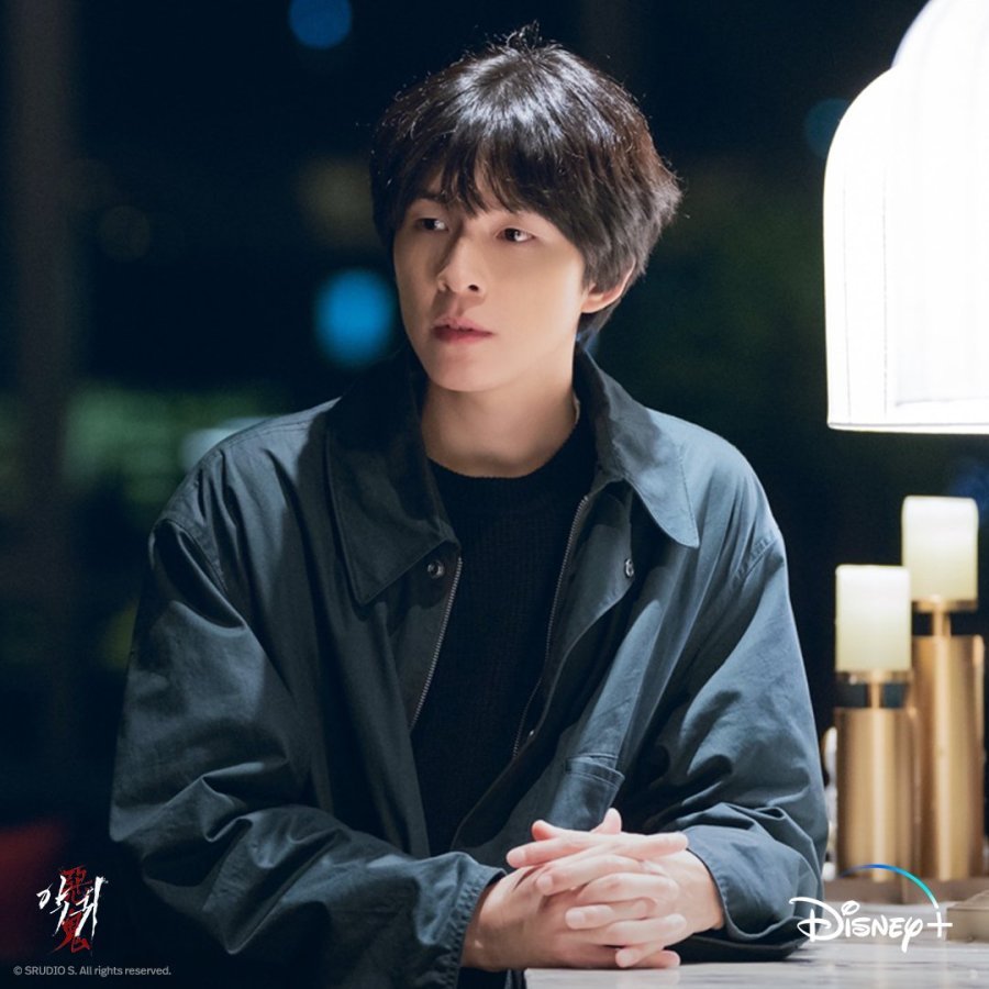 revenANT 2 Lee Hong-Sae (Hong Kyung): Polis teşkilatında yükselmek isteyen hırslı bir dedektiftir. Şiddet suçlarıyla ilgilenen bir ekibin başındadır. Ku San-Young ve Yeom Hae-Sang’ın peşine takılır ve iblislerle ilgili korkunç gerçeklerle yüzleşir.